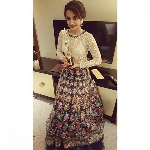 SIIMA 2017 Pics: Sensational Trisha Krishnan bags award for negative role in Kodi A Proud Trisha poses with her Best Actor award for Negative Role at SIIMA